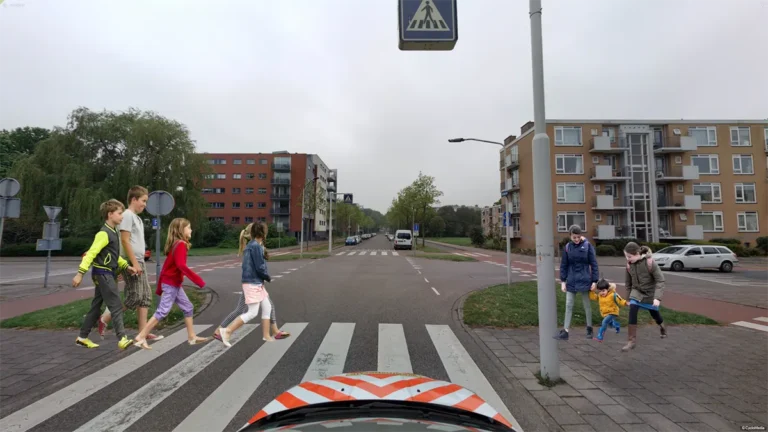 Weg langs veel scholen gevaarlijk.